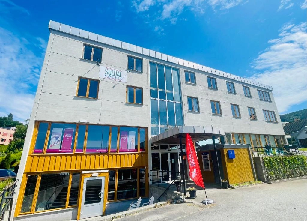 Suldal Hotell front entrance in Sand